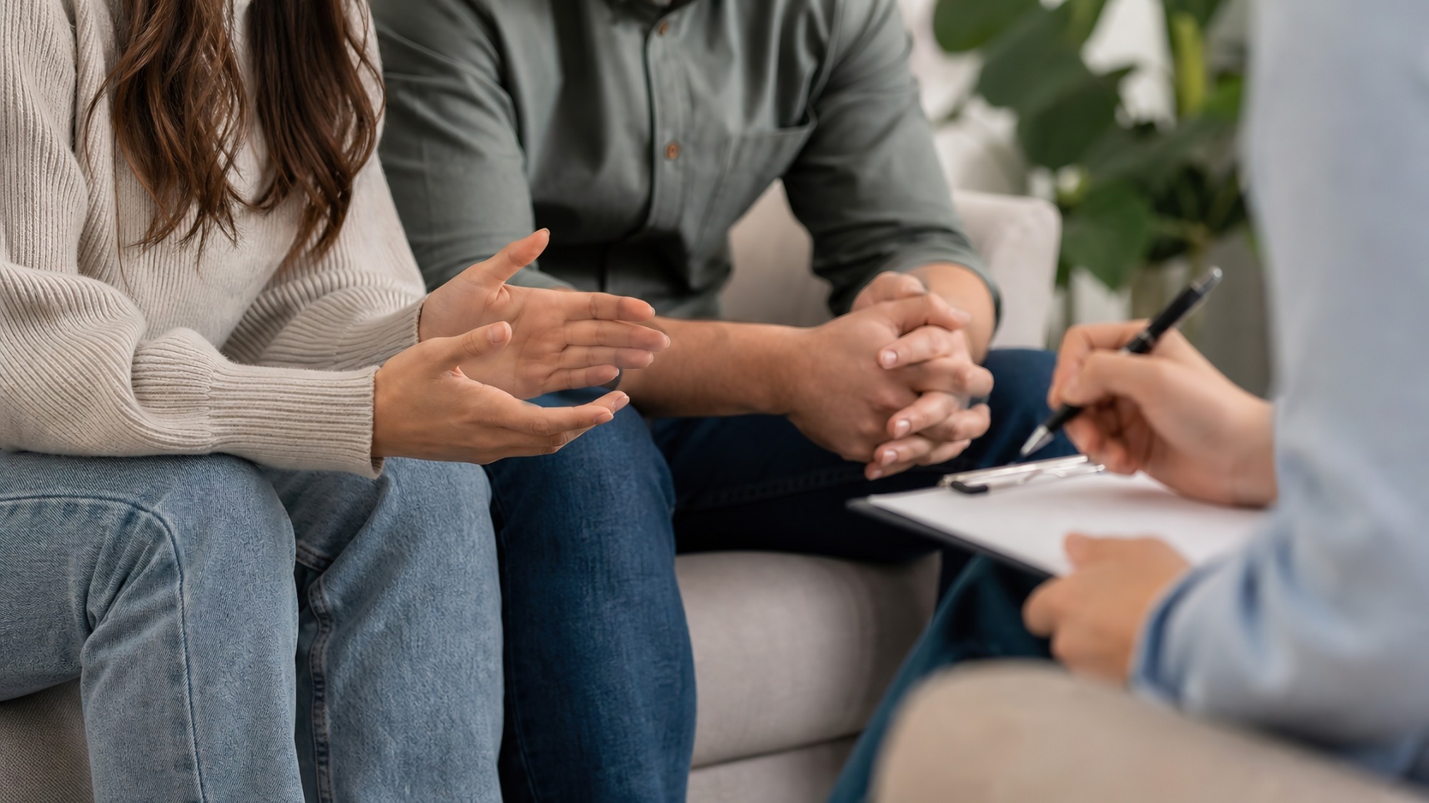A couple meeting with a neutral mediator to discuss how divorce mediation works in Pennsylvania.